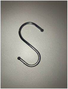 Hak-wieszak w kształcie litery S na towary. Chrom. Mniejszy rozmiar.