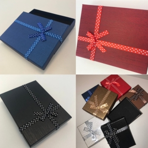 Kolorowe papierowe pudełko z kokardą, 12 x 16 x 3 cm(h). 