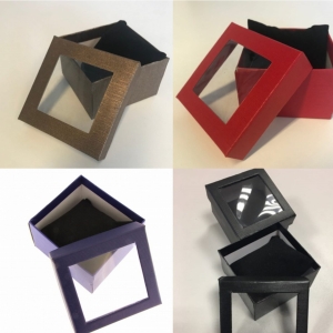 Pudełko ozdobne z okienkiem. Rozmiar 9 x 9 x 5 cm(h). 