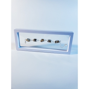 Uniwersalne opakowanie na prezent-ramka z przezroczystym elastycznym silikonowym okienkiem.Rozmiar 23 x 9 cm. Kolor Biały.