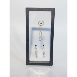 Uniwersalne opakowanie na prezent-ramka z przezroczystym elastycznym silikonowym okienkiem.Rozmiar 23 x 9 cm. Kolor Czarny.