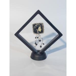 Uniwersalne opakowanie na prezent-ramka z przezroczystym elastycznym silikonowym okienkiem.Rozmiar 9 x 9 cm. Kolor Czarny.